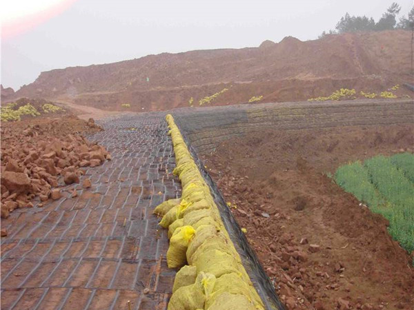 土工格栅加筋挡土墙控制难点